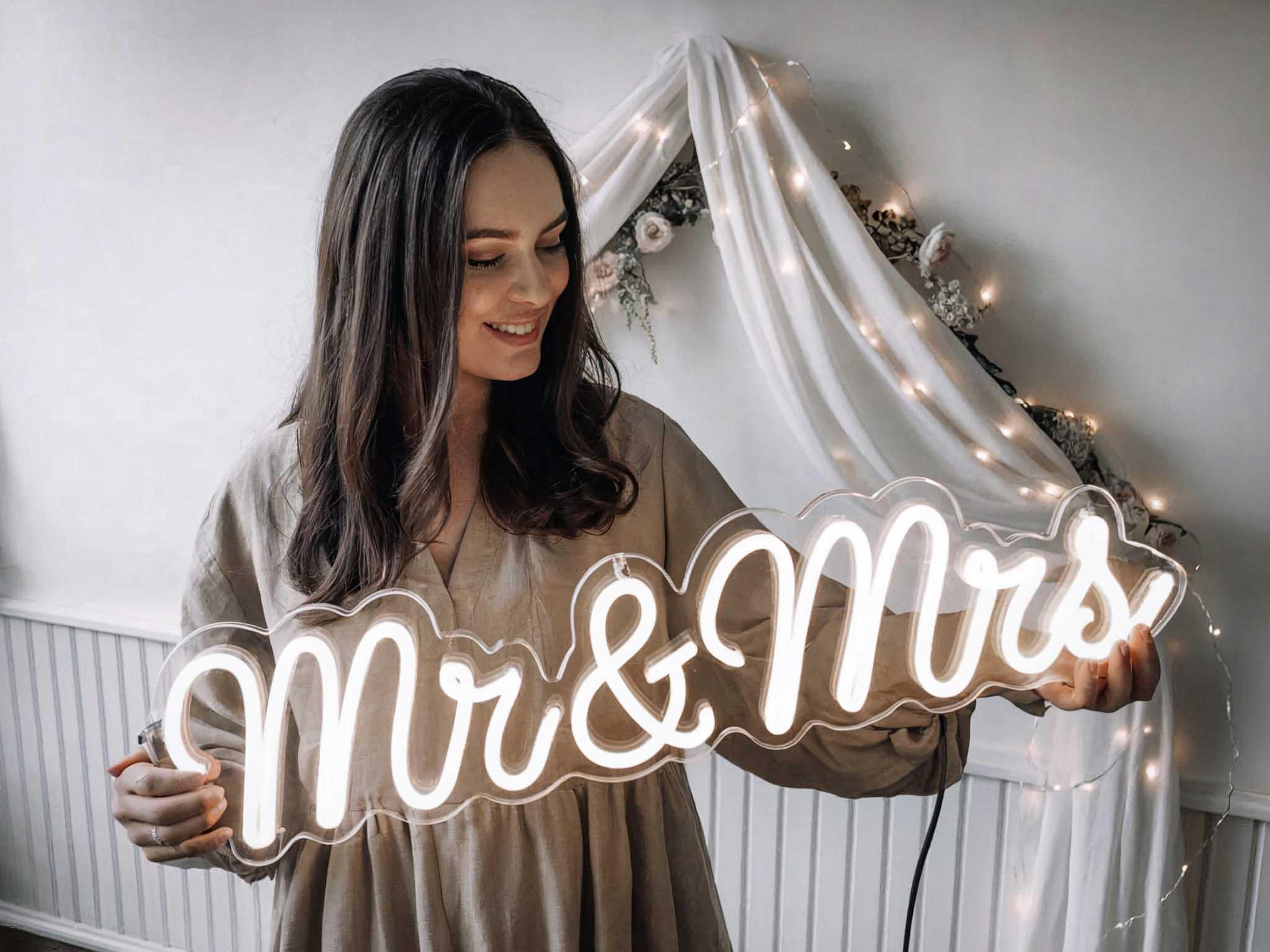 Custom Wedding Neon Sign with Last Name – Personalized LED Name Sign for Wedding Decor, Bridal Shower, Reception, Couple Gift